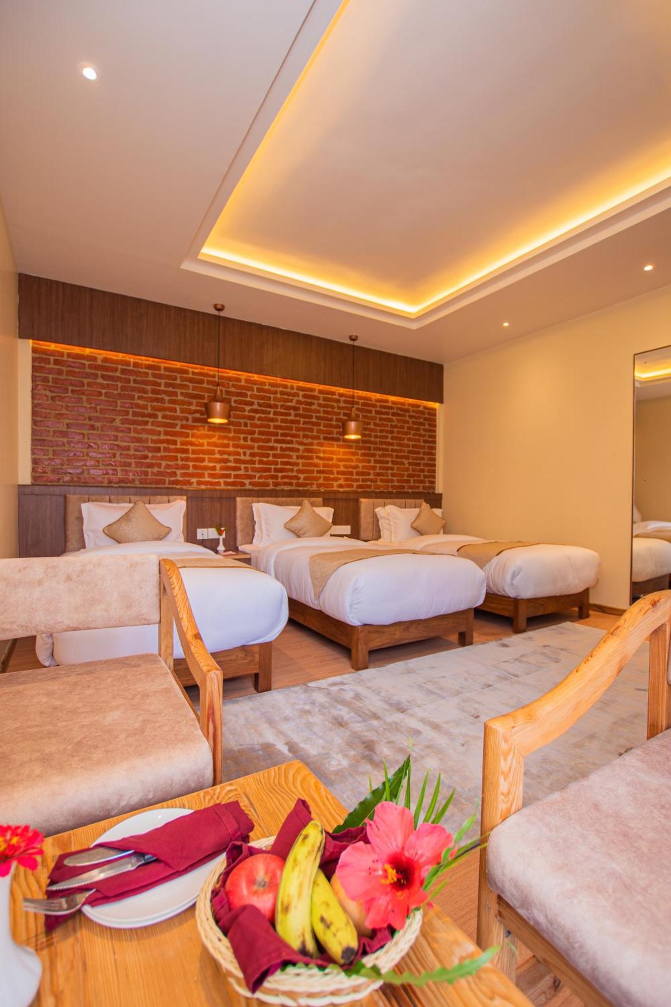 Temple Himalaya Hotel & Spa Pokhara Bagian luar foto