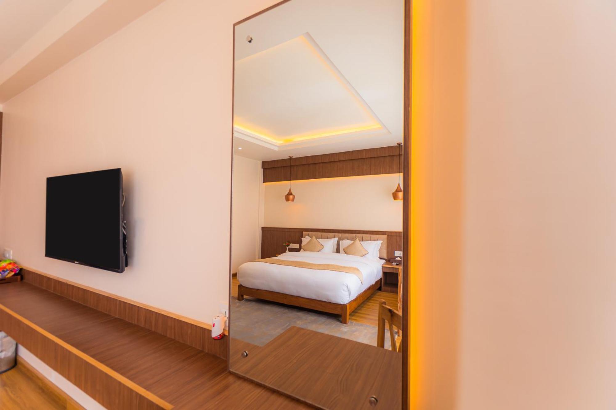 Temple Himalaya Hotel & Spa Pokhara Bagian luar foto