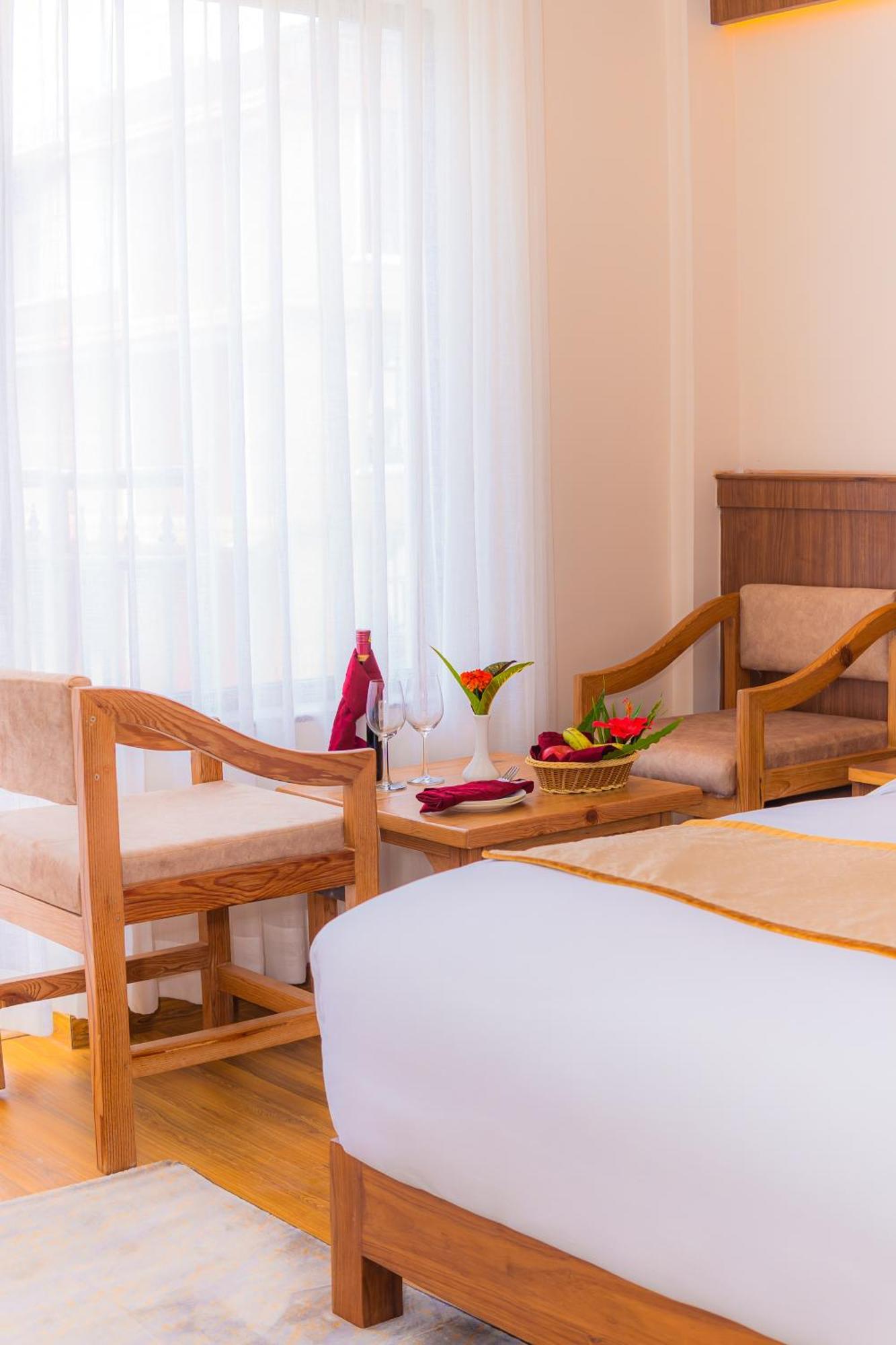 Temple Himalaya Hotel & Spa Pokhara Bagian luar foto