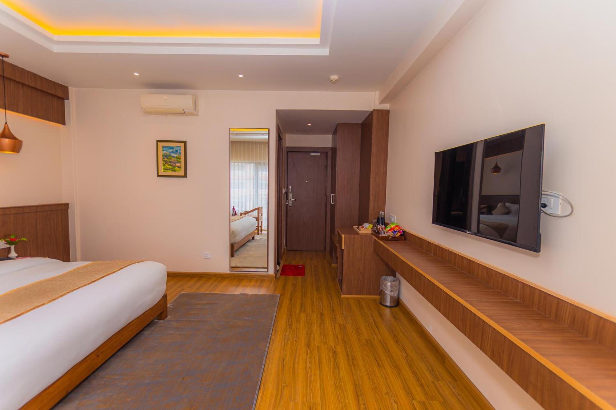 Temple Himalaya Hotel & Spa Pokhara Bagian luar foto