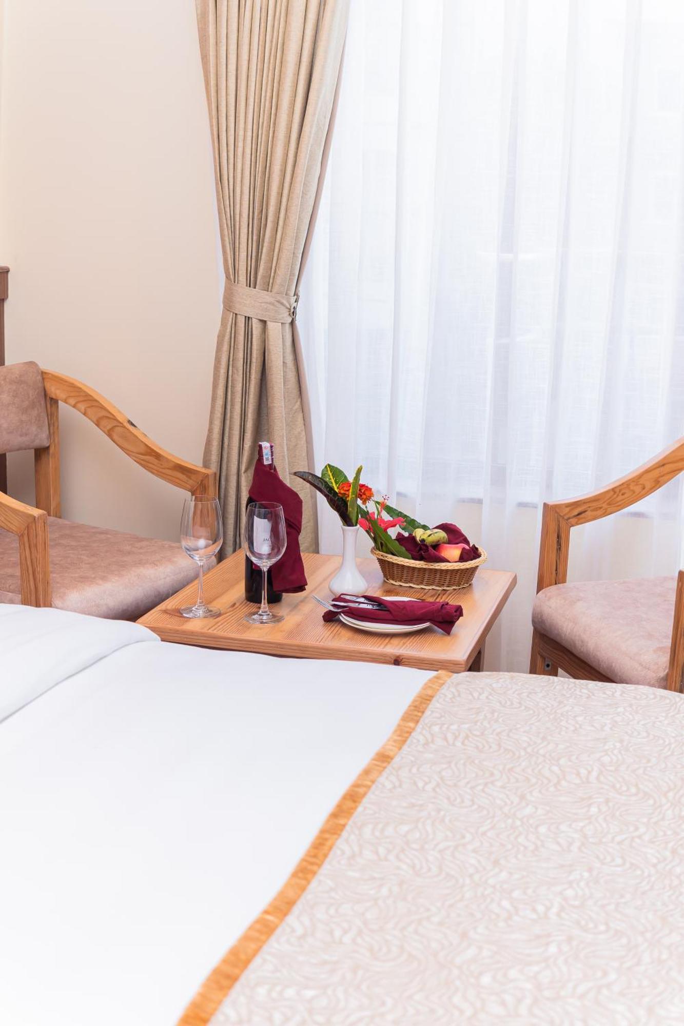 Temple Himalaya Hotel & Spa Pokhara Bagian luar foto