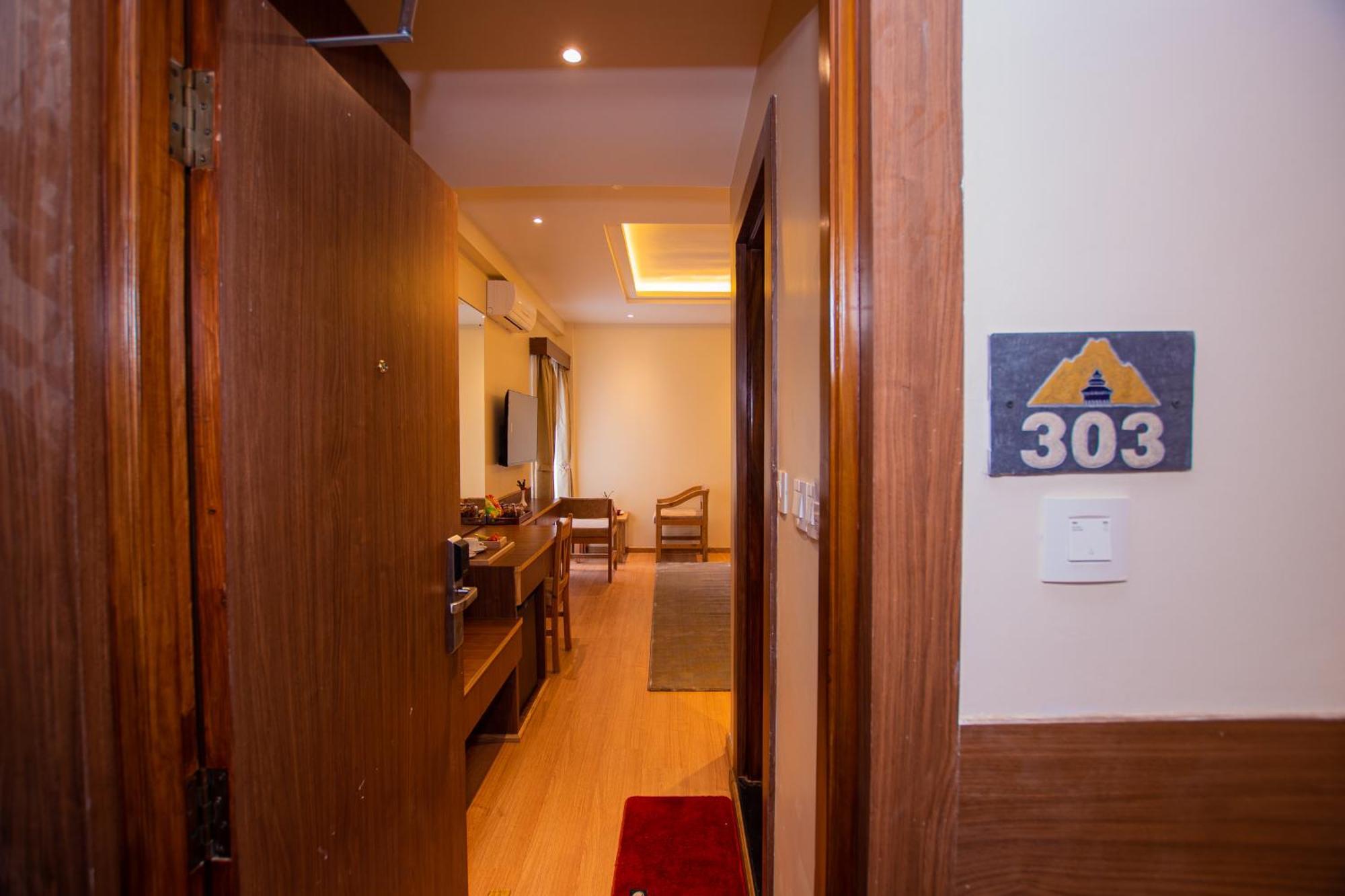 Temple Himalaya Hotel & Spa Pokhara Bagian luar foto