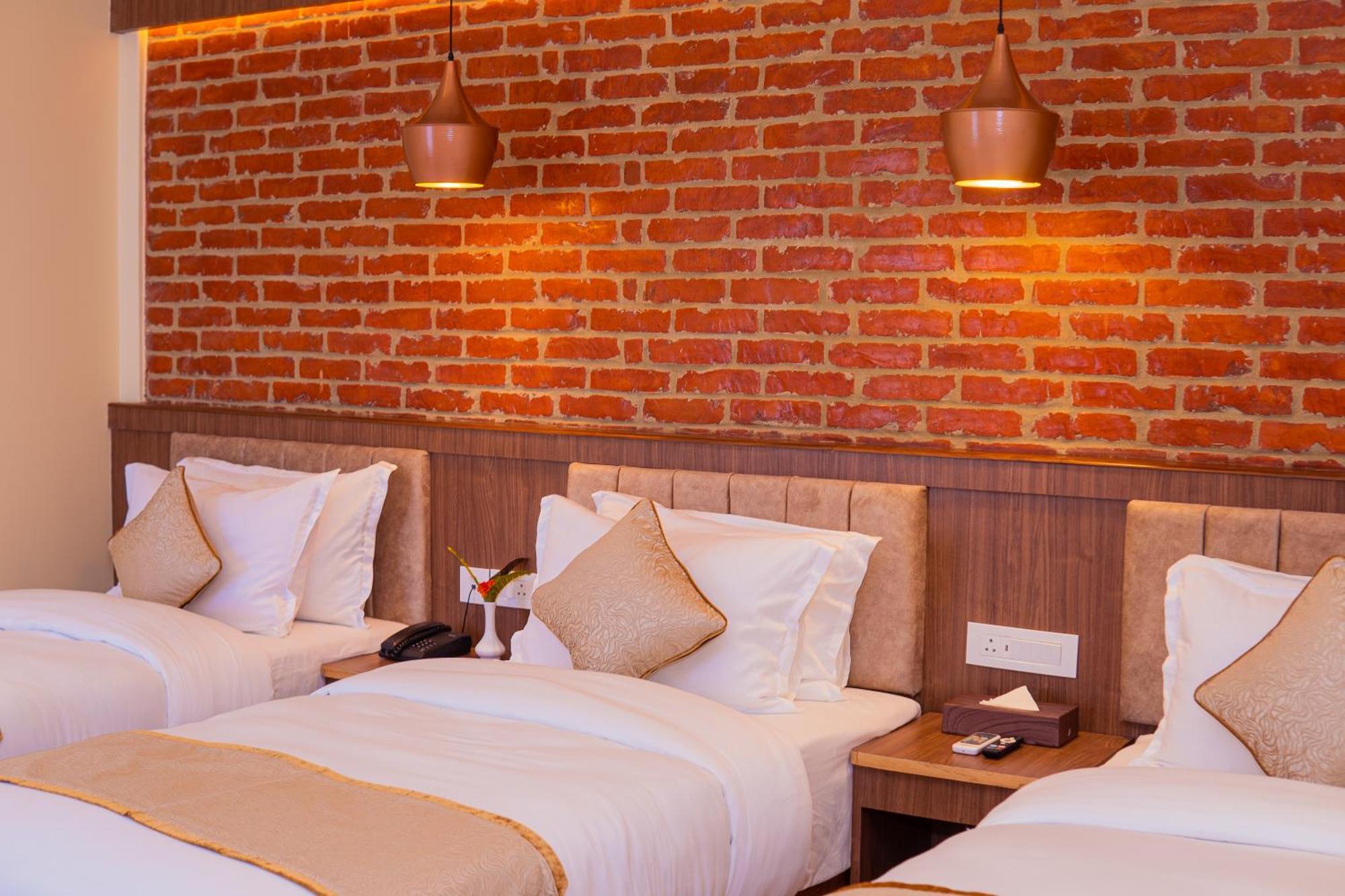 Temple Himalaya Hotel & Spa Pokhara Bagian luar foto