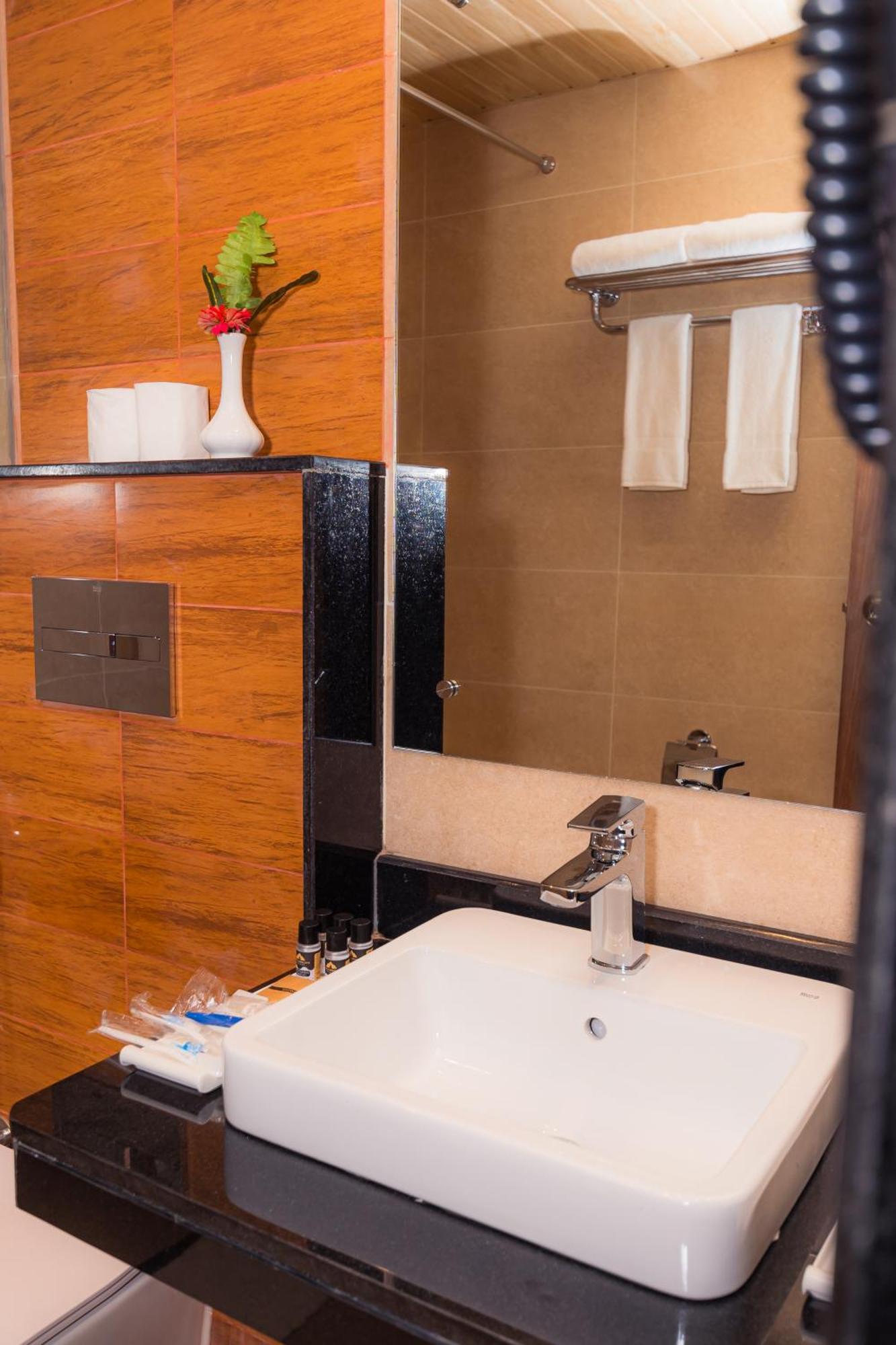 Temple Himalaya Hotel & Spa Pokhara Bagian luar foto