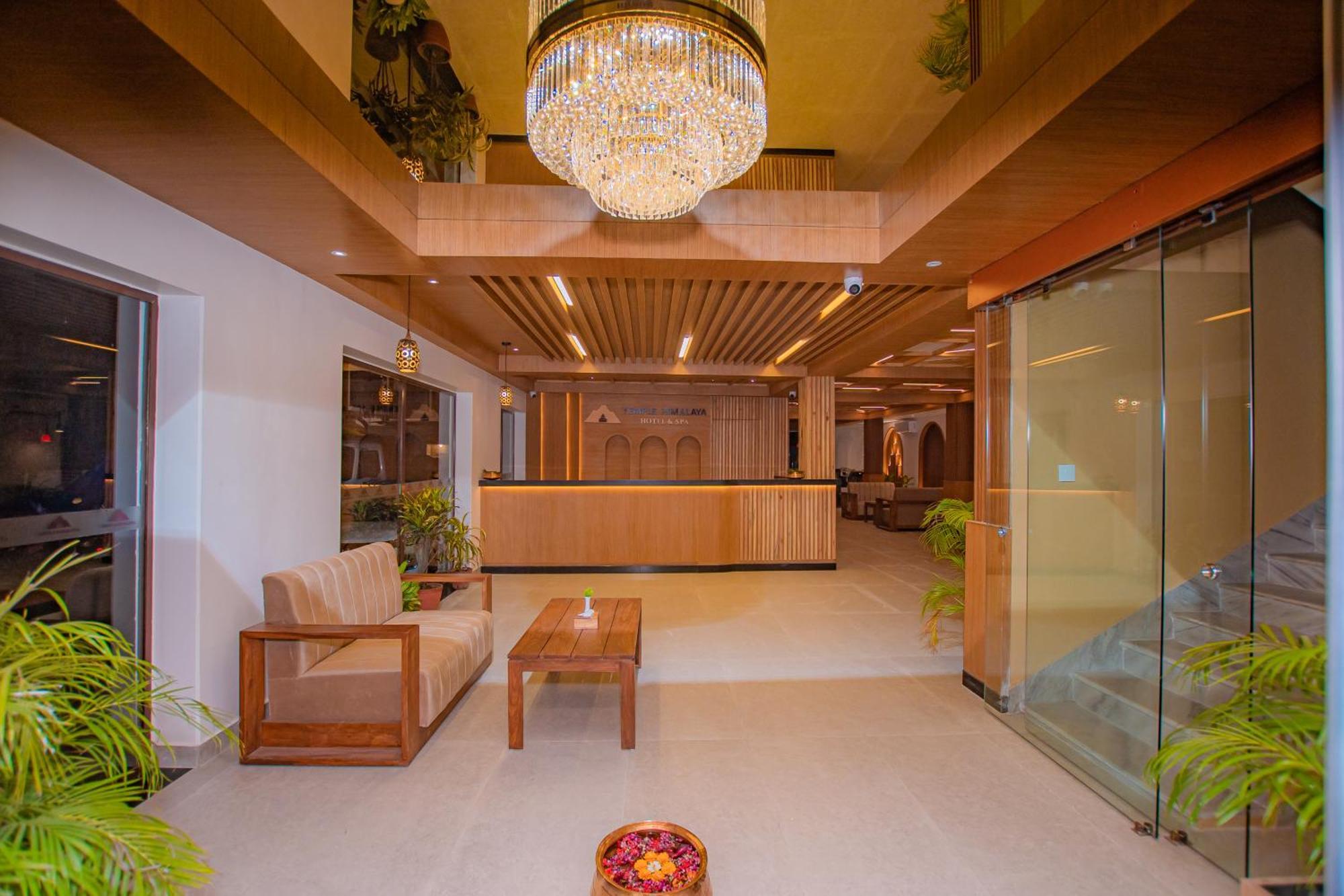 Temple Himalaya Hotel & Spa Pokhara Bagian luar foto
