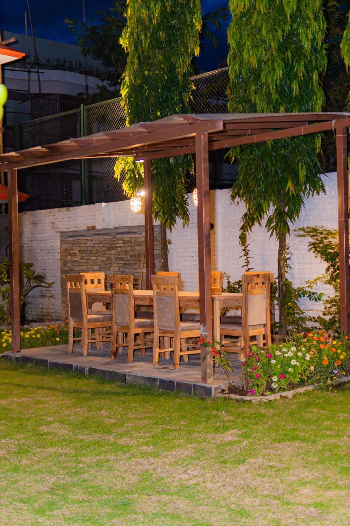 Temple Himalaya Hotel & Spa Pokhara Bagian luar foto