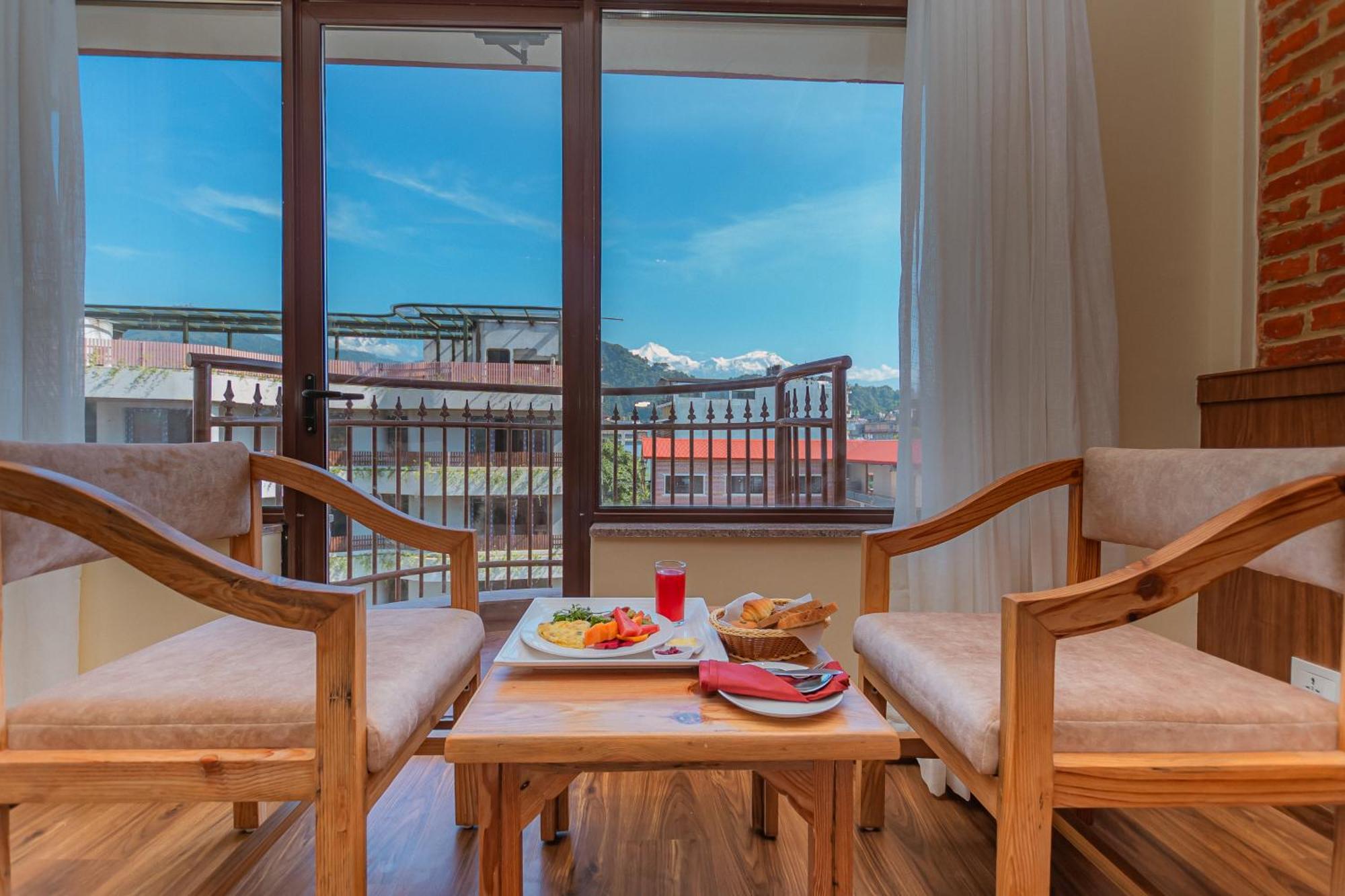 Temple Himalaya Hotel & Spa Pokhara Bagian luar foto