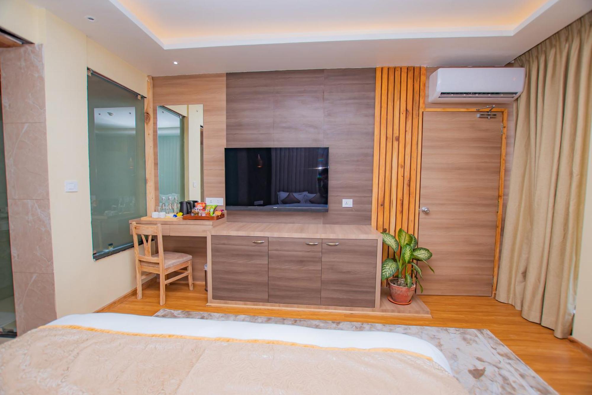 Temple Himalaya Hotel & Spa Pokhara Bagian luar foto