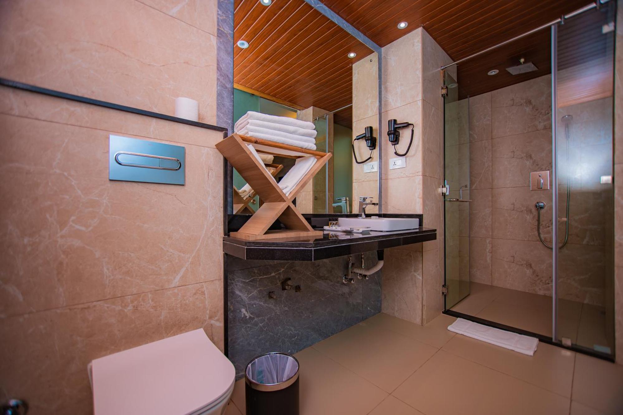 Temple Himalaya Hotel & Spa Pokhara Bagian luar foto