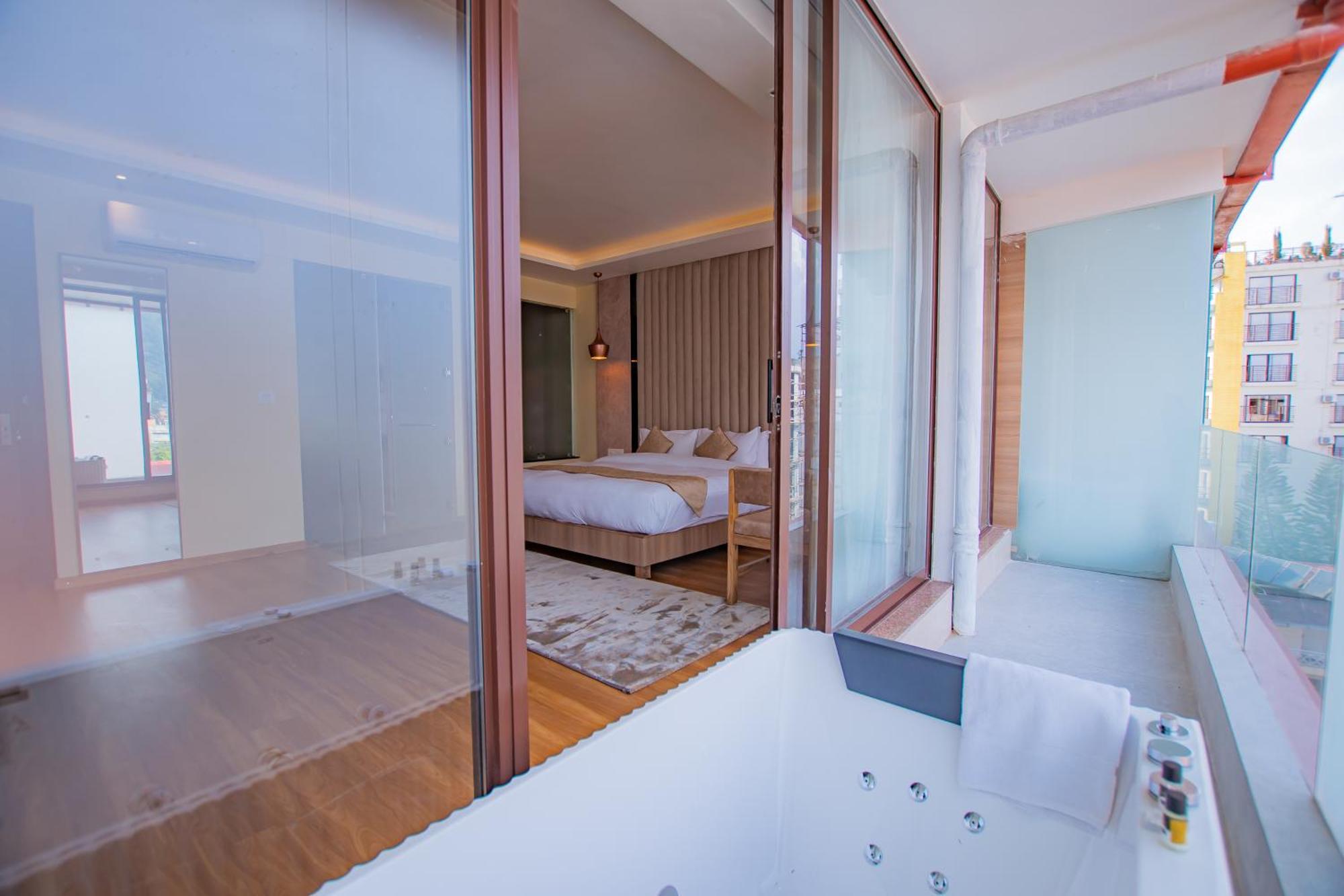 Temple Himalaya Hotel & Spa Pokhara Bagian luar foto