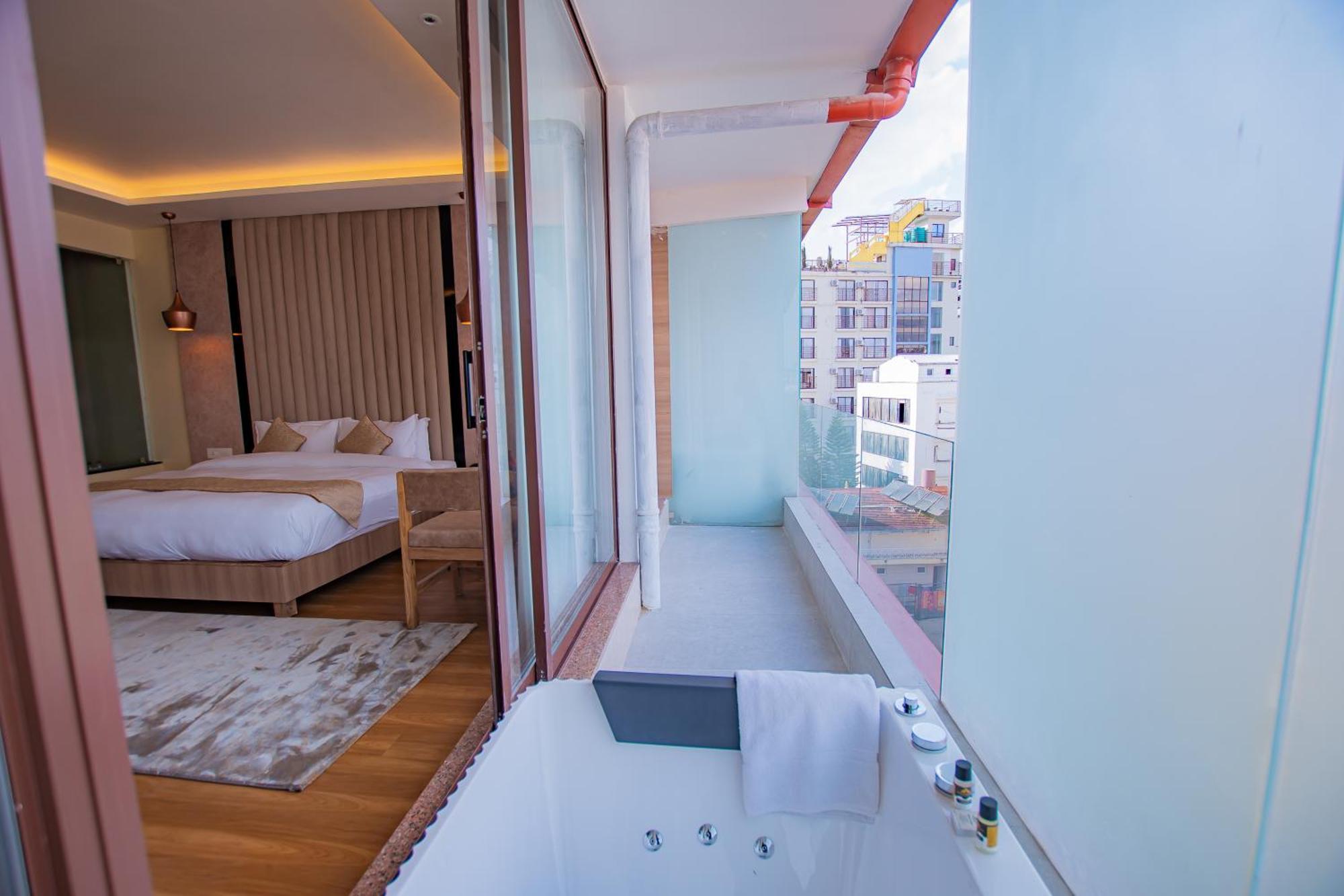 Temple Himalaya Hotel & Spa Pokhara Bagian luar foto